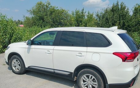 Mitsubishi Outlander III рестайлинг 3, 2021 год, 2 490 000 рублей, 3 фотография