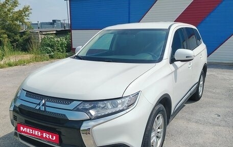 Mitsubishi Outlander III рестайлинг 3, 2021 год, 2 490 000 рублей, 2 фотография