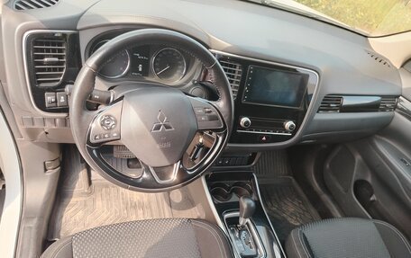 Mitsubishi Outlander III рестайлинг 3, 2021 год, 2 490 000 рублей, 11 фотография