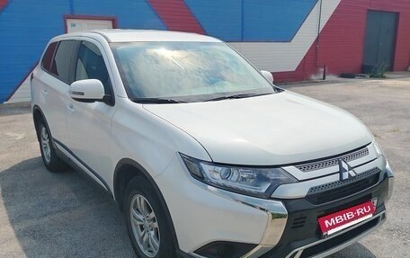 Mitsubishi Outlander III рестайлинг 3, 2021 год, 2 490 000 рублей, 7 фотография