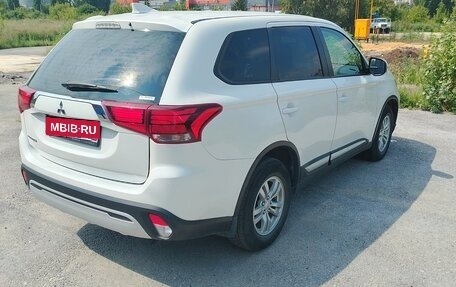 Mitsubishi Outlander III рестайлинг 3, 2021 год, 2 490 000 рублей, 5 фотография