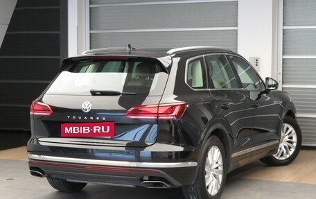 Volkswagen Touareg III, 2019 год, 3 910 000 рублей, 2 фотография