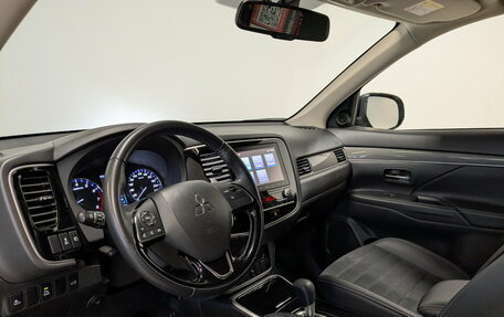Mitsubishi Outlander III рестайлинг 3, 2022 год, 2 850 000 рублей, 16 фотография