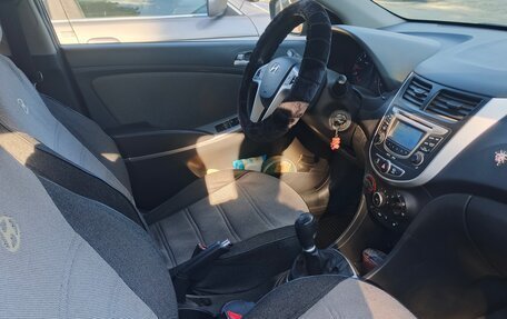 Hyundai Solaris II рестайлинг, 2012 год, 800 000 рублей, 11 фотография