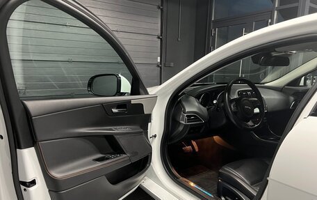 Jaguar XE I рестайлинг, 2016 год, 2 300 000 рублей, 13 фотография