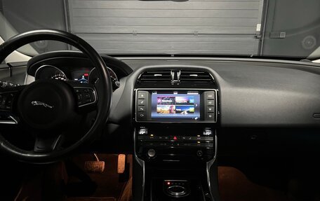 Jaguar XE I рестайлинг, 2016 год, 2 300 000 рублей, 17 фотография
