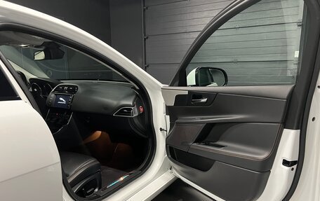 Jaguar XE I рестайлинг, 2016 год, 2 300 000 рублей, 27 фотография