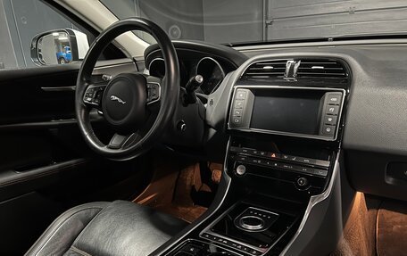 Jaguar XE I рестайлинг, 2016 год, 2 300 000 рублей, 18 фотография