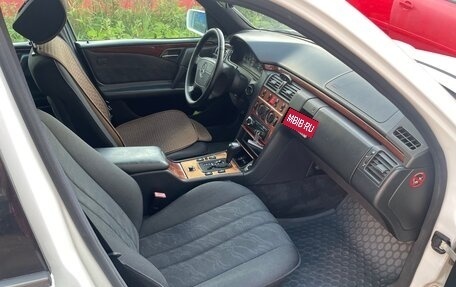 Mercedes-Benz E-Класс, 1997 год, 450 000 рублей, 3 фотография