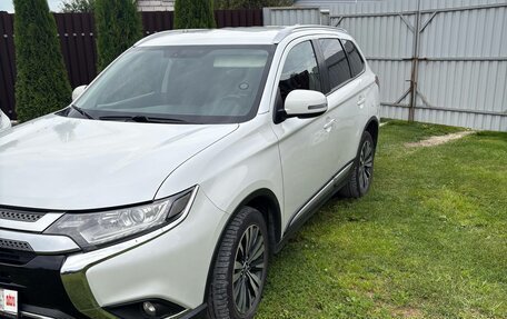Mitsubishi Outlander III рестайлинг 3, 2019 год, 1 950 000 рублей, 2 фотография