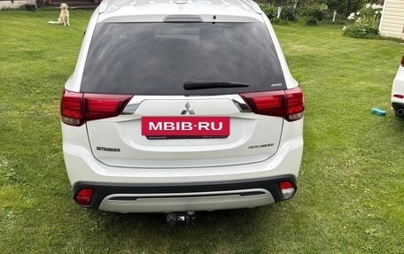 Mitsubishi Outlander III рестайлинг 3, 2019 год, 1 950 000 рублей, 4 фотография