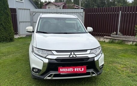 Mitsubishi Outlander III рестайлинг 3, 2019 год, 1 950 000 рублей, 3 фотография