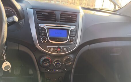 Hyundai Solaris II рестайлинг, 2014 год, 800 000 рублей, 17 фотография