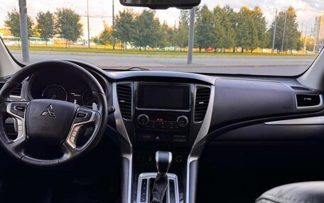 Mitsubishi Pajero Sport III рестайлинг, 2018 год, 2 900 000 рублей, 8 фотография