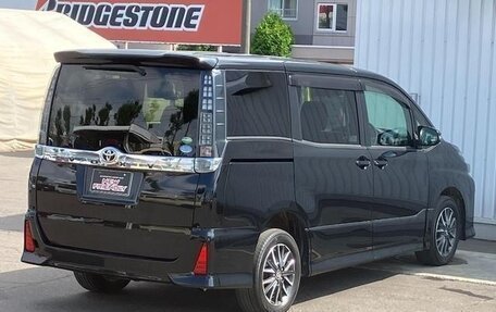 Toyota Voxy III, 2017 год, 1 870 000 рублей, 3 фотография