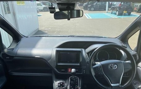 Toyota Voxy III, 2017 год, 1 870 000 рублей, 9 фотография