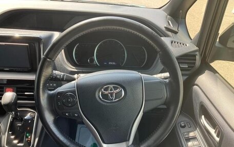 Toyota Voxy III, 2017 год, 1 870 000 рублей, 10 фотография