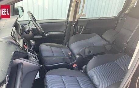 Toyota Voxy III, 2017 год, 1 870 000 рублей, 13 фотография