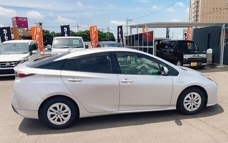 Toyota Prius IV XW50, 2017 год, 1 300 000 рублей, 4 фотография