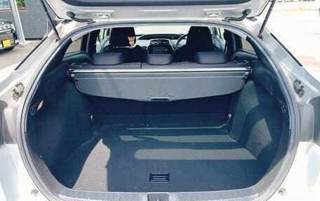 Toyota Prius IV XW50, 2017 год, 1 300 000 рублей, 13 фотография