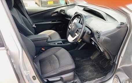 Toyota Prius IV XW50, 2017 год, 1 300 000 рублей, 10 фотография