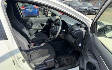 Toyota Yaris, 2022 год, 750 000 рублей, 11 фотография