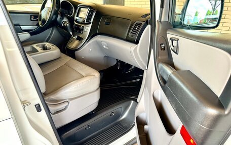 Hyundai Grand Starex Grand Starex I рестайлинг 2, 2017 год, 2 400 000 рублей, 12 фотография