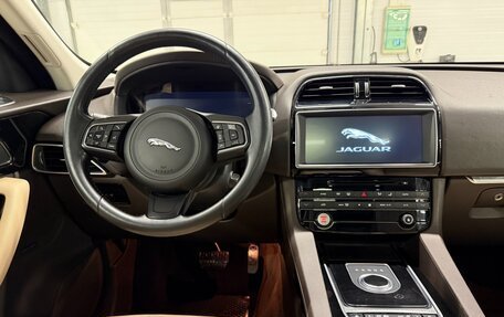 Jaguar F-Pace, 2017 год, 2 430 000 рублей, 23 фотография