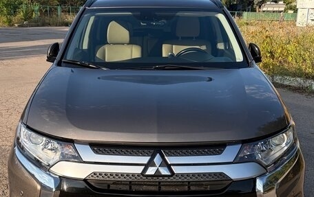 Mitsubishi Outlander III рестайлинг 3, 2016 год, 2 100 000 рублей, 1 фотография