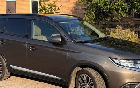 Mitsubishi Outlander III рестайлинг 3, 2016 год, 2 100 000 рублей, 2 фотография