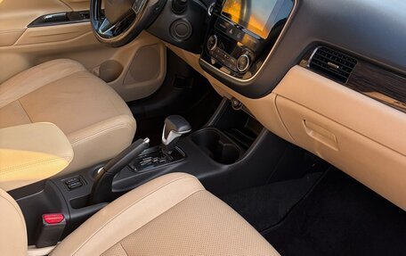 Mitsubishi Outlander III рестайлинг 3, 2016 год, 2 100 000 рублей, 11 фотография