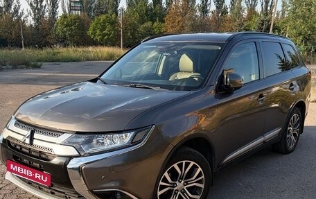 Mitsubishi Outlander III рестайлинг 3, 2016 год, 2 100 000 рублей, 5 фотография