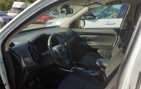 Mitsubishi Outlander III рестайлинг 3, 2019 год, 2 300 000 рублей, 5 фотография