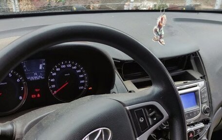 Hyundai Solaris II рестайлинг, 2012 год, 150 000 рублей, 22 фотография