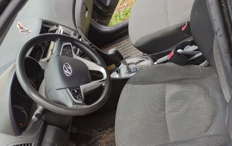 Hyundai Solaris II рестайлинг, 2012 год, 150 000 рублей, 23 фотография
