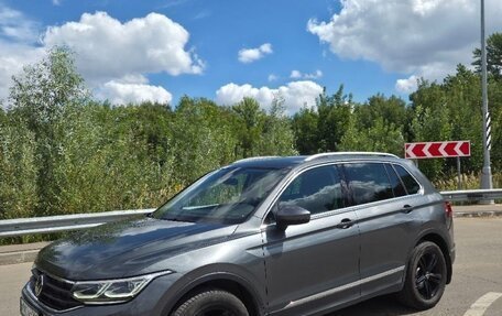 Volkswagen Tiguan II, 2021 год, 2 700 000 рублей, 2 фотография
