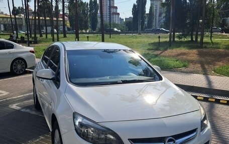 Opel Astra J, 2014 год, 900 000 рублей, 2 фотография
