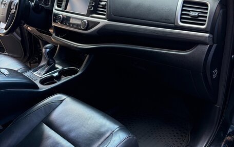 Toyota Highlander III, 2017 год, 2 650 000 рублей, 21 фотография