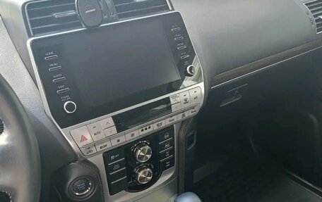 Toyota Land Cruiser Prado 150 рестайлинг 2, 2022 год, 7 800 000 рублей, 6 фотография