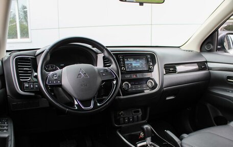 Mitsubishi Outlander III рестайлинг 3, 2017 год, 1 760 000 рублей, 10 фотография