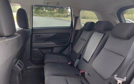 Mitsubishi Outlander III рестайлинг 3, 2019 год, 2 195 000 рублей, 15 фотография