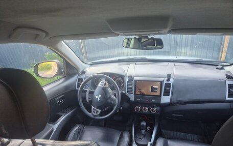 Mitsubishi Outlander III рестайлинг 3, 2011 год, 900 000 рублей, 11 фотография