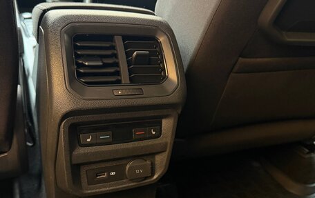Volkswagen Tiguan II, 2018 год, 2 200 000 рублей, 11 фотография