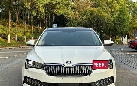 Skoda Superb III рестайлинг, 2022 год, 1 650 018 рублей, 2 фотография