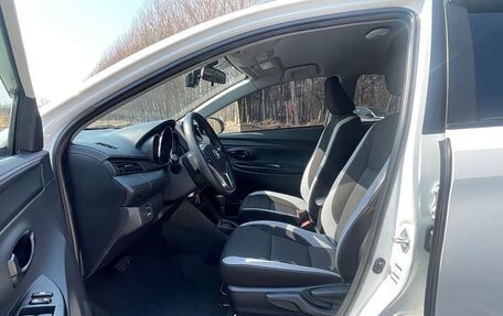 Toyota Yaris, 2022 год, 1 540 000 рублей, 10 фотография