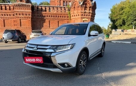 Mitsubishi Outlander III рестайлинг 3, 2016 год, 2 030 000 рублей, 2 фотография