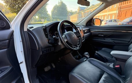 Mitsubishi Outlander III рестайлинг 3, 2016 год, 2 030 000 рублей, 10 фотография