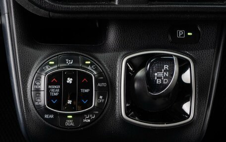 Toyota Voxy III, 2015 год, 1 749 000 рублей, 19 фотография