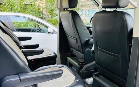Volkswagen Multivan T6 рестайлинг, 2018 год, 4 500 000 рублей, 18 фотография
