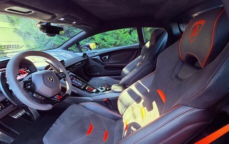 Lamborghini Huracán, 2019 год, 20 000 000 рублей, 15 фотография